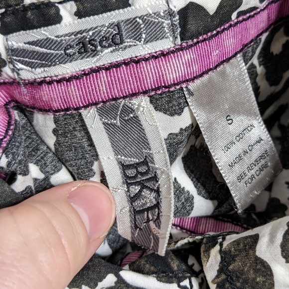 ✨3/$15 BKE brown white animal print distress faded button up S - Picture 5 of 7